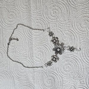 Adjustable flower necklace
